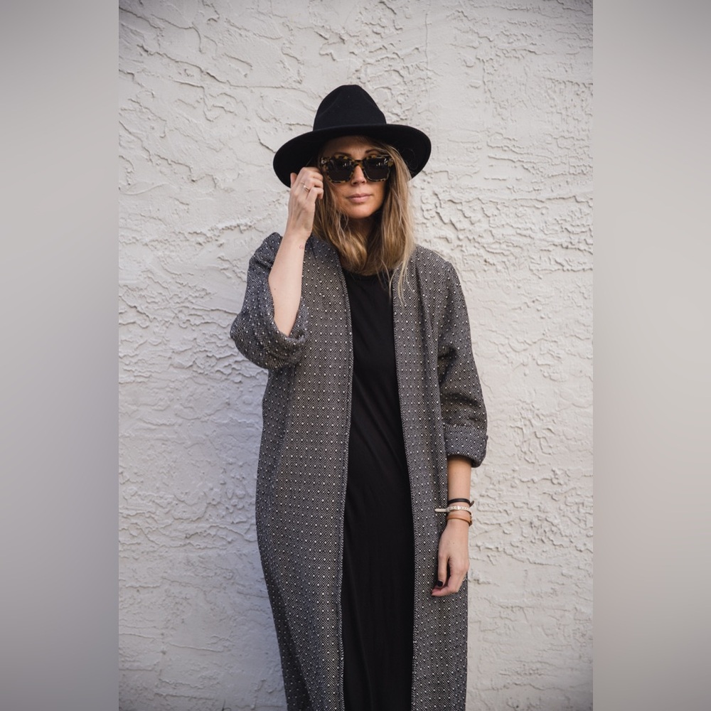Elegant Gray Trench Coat for Women - Picture 3 of 5